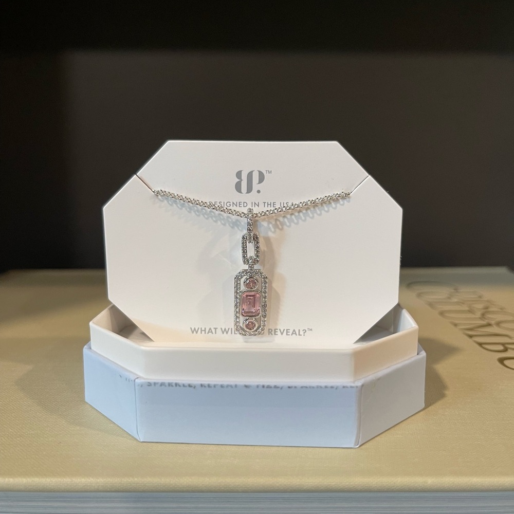 Chic Silver and Pink Pendant Necklace bomb party